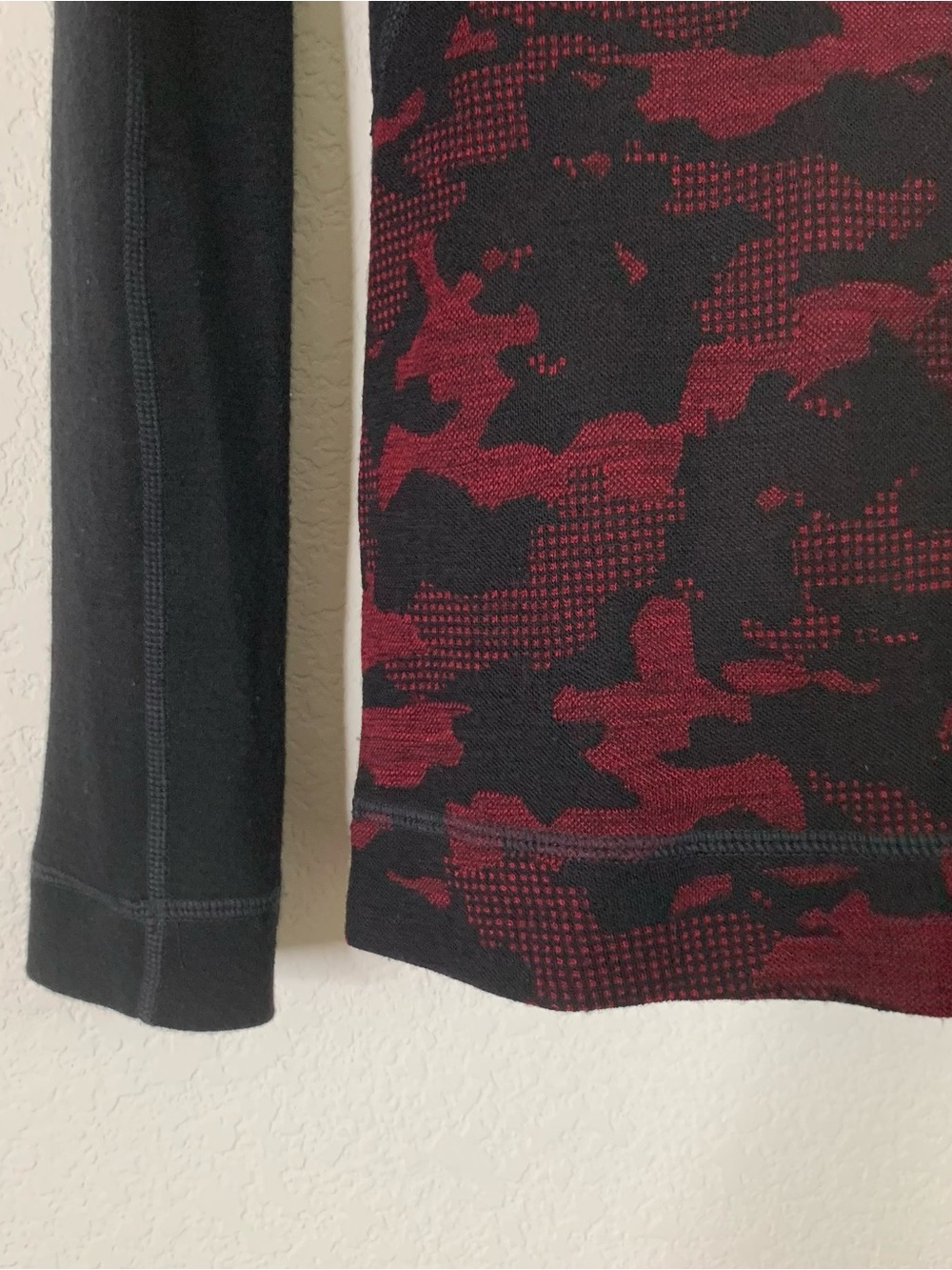 Smartwool Merino 250 Asym Top in black and Tibetan red camouflage S - Picture 3 of 7